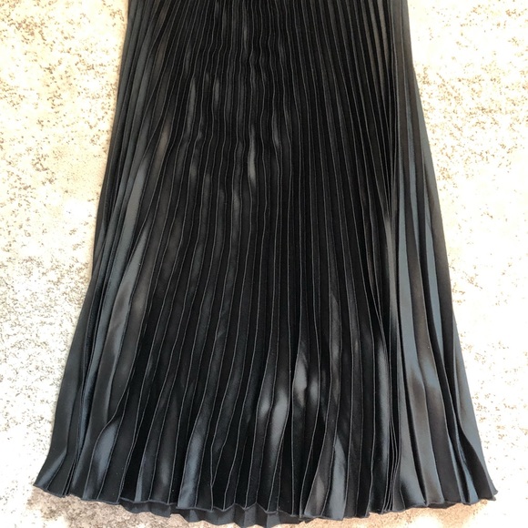 H&M Black Midi Length Pleated Skirt - Picture 6 of 6